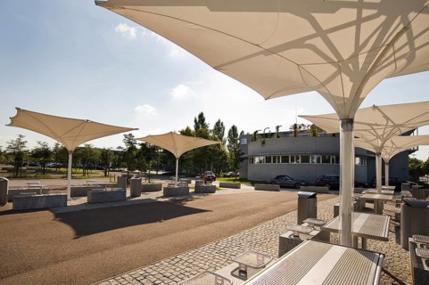 Seating and umbrellas in front of the Central Institute of Medical Engineering TUM