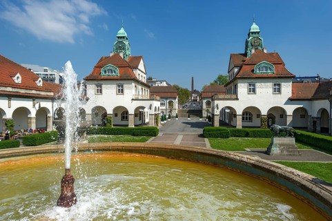 Bath houses and 'Grosser Sprudel' fountain