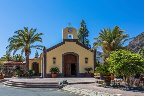 Small chapel outside the Las Tirajanas Hotel