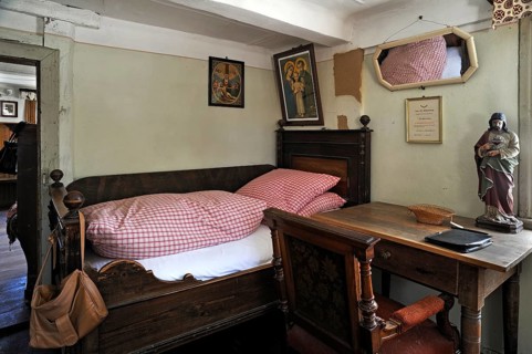 Bed and a desk in the lower bedroom