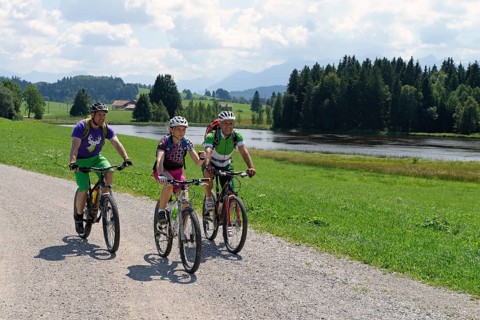 Cyclists on bike tour on Luimooser Weiher pond in Seeg