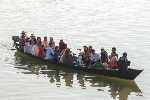 People in a boat on the Lemro River