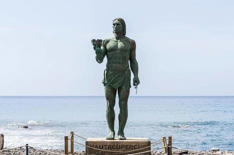 Statue of Hautacuperche in Valle Gran Rey