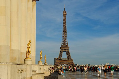 Golden statues at the Palais de Chaillot with the Eiffel Tower