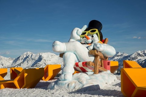 Oversized snowman sculpture at Gamskogel at the Rosskopf mountain station