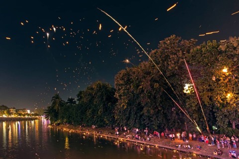 People on the banks of Maenam Ping