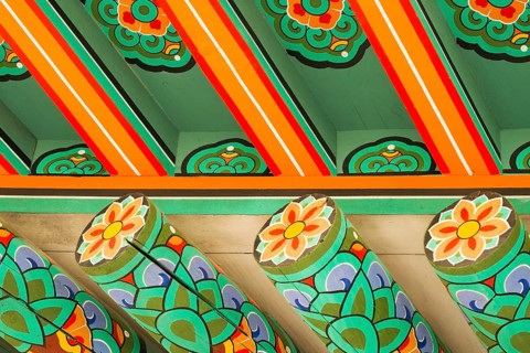 Under roof decorations of a temple