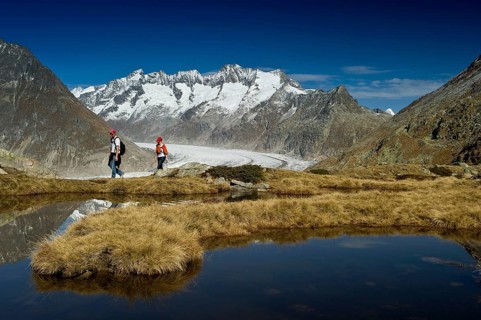 Mountain lake and hikers on Bettmerhorn Mountain