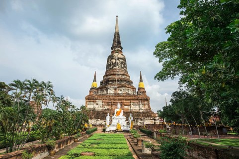 Buddha statues in front of the stupa at Wat Yai Chai Mongkhon
