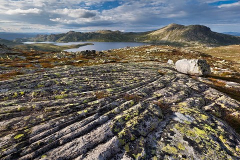 Heddersvatn Lake with the Heddersfjell plateau near Rjukan