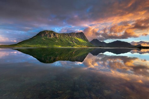 Evening light at Vagspollen with Offersoykammen Mountain