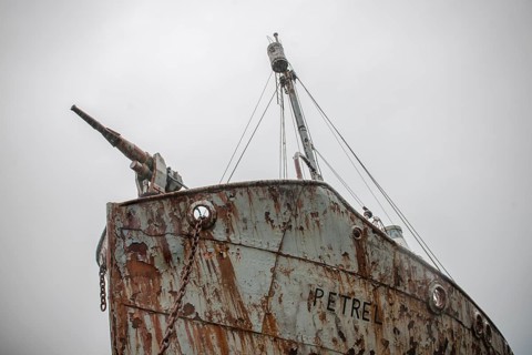 Harpoon in the bow of the wreck of the Petrel