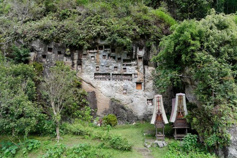 Hanging graves