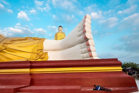 Standing Buddha behind the reclining Buddha
