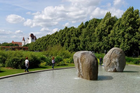 Fountain sculpture with three boulders