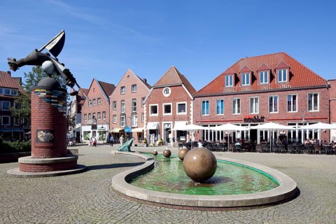 Commercial building and Marktbrunnen fountain