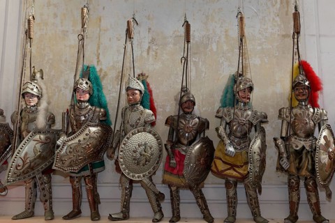 Puppets dressed in knights' armour