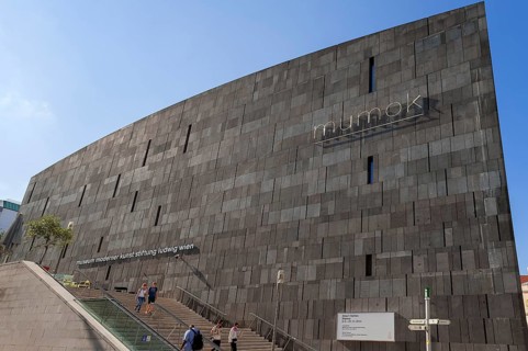 Facade with lettering 'MUMOK'