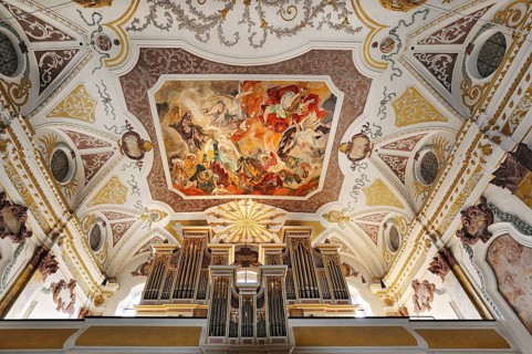 Organ and ceiling