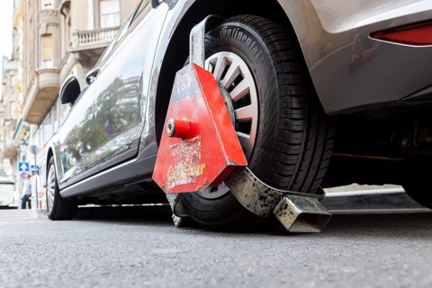 Wheel clamp on a vehicle