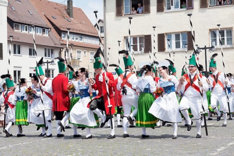 Menuettgruppe dance group with fishing girls and white fishermen during the fishing dance