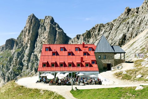Tierser-Alpl-Hutte mountain hut below the Rosszahne