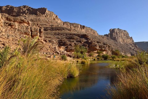 Group of people hiking in Iherir Canyon