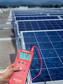Voltmeter measuring the performance of a solar collector