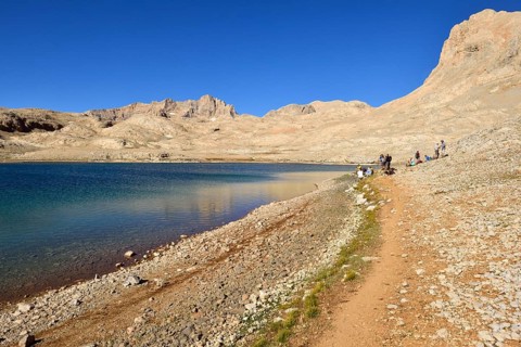 Group of hikers at Hastakoca Lake