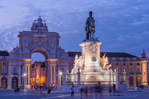 Praca do Comercio at dusk