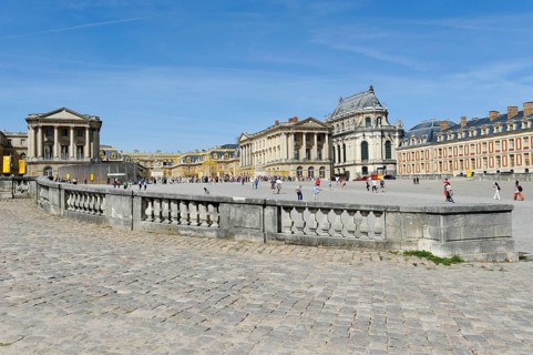 Marble courtyard with Cour Royale court and Cour des Ministres court