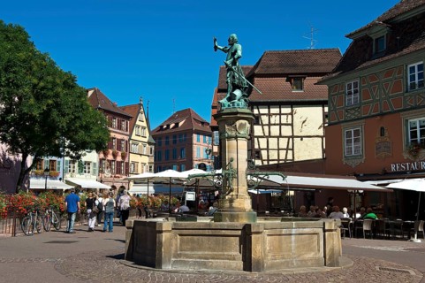 Fontaine Schwendi fountain on Koifhus Square