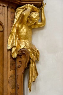 Atlas figure at the confessional