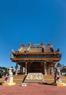 Lion sculptures at the entrance to the Chinese Chao Pu-Ya Shrine