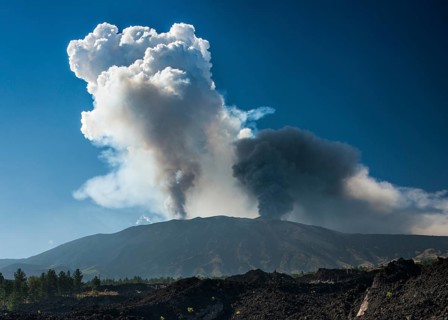 Eruption column above the new southeast crater