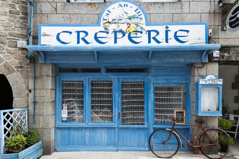 Old bicycle in front of a Creperie