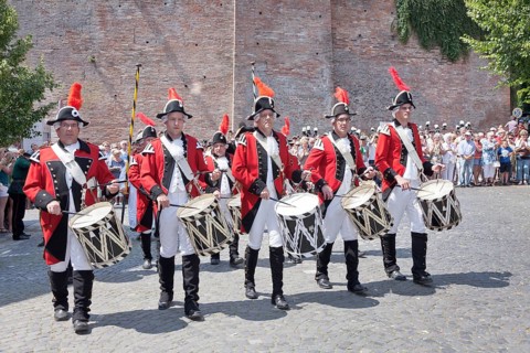 Marching band wearing the uniforms of the Ulm town soldiers
