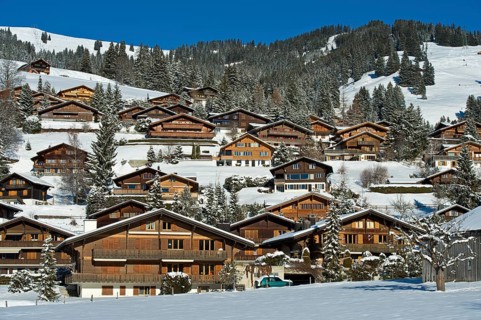 Swiss chalets in a winter landscape in Saanenland