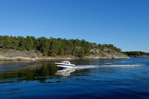 Motorboat off the island of Soder Langjolm