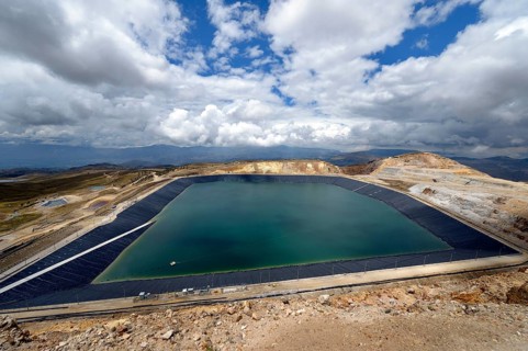 Reservoir for acidic