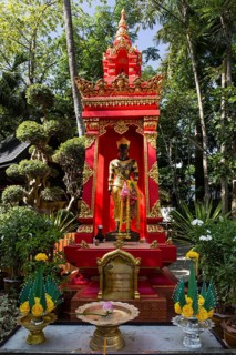 King Mangrai statue in a shrine in the garden of Wat Phra Kaeo