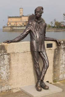 Dammglonker bronze statue