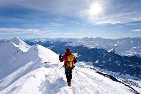 Cross-country skier on the summit ridge while descending Ellesspitze Mountain