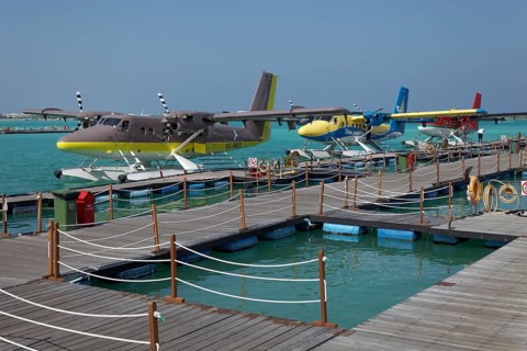 Pontoon with hydroplanes
