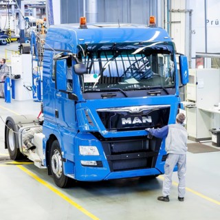 Employee during the final inspection of a truck at MAN Truck and Bus AG