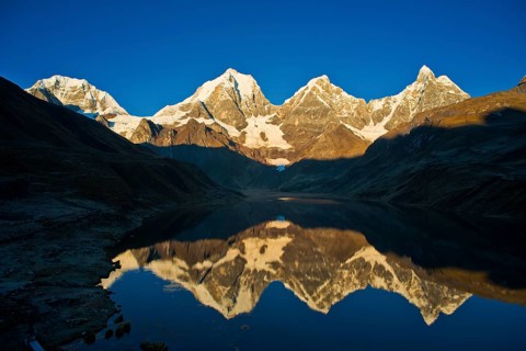 The lake Laguna Carhuacocha in the morning
