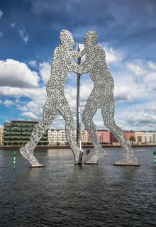 Molecule Man sculpture in the Spree River