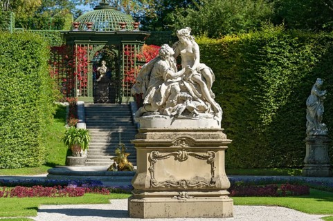 Sculpture of a pair of lovers