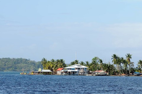 Aqua Lounge Hostel and Bar