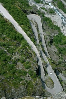 Serpentine curves of the Trollstigen